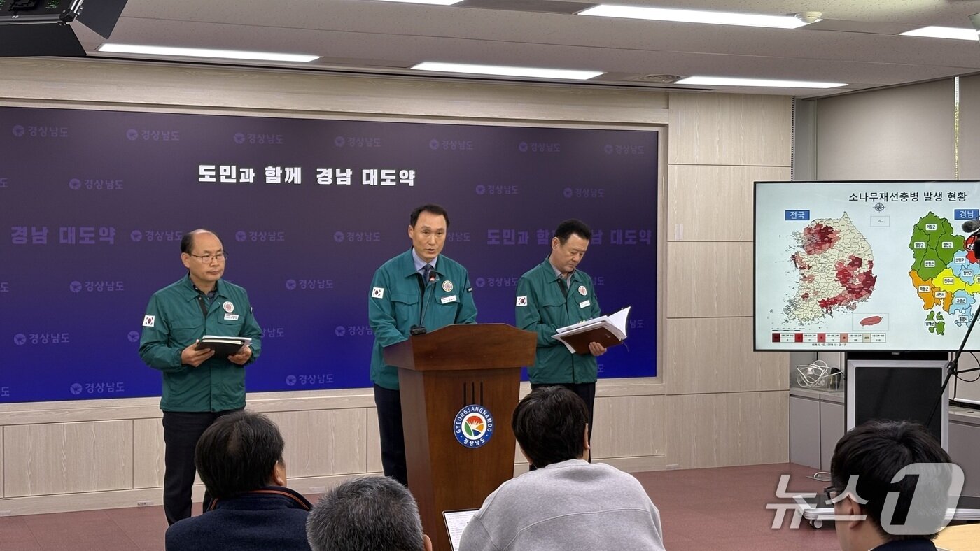 본문 이미지 - 이재철 경남도 환경산림국장(가운데)이 27일 도청 프레스센터에서 소나무재선충병의 국가 차원 대응을 촉구하는 대정부 건의 계획을 발표하고 있다.2026.10.27/뉴스1 강정태 기자
