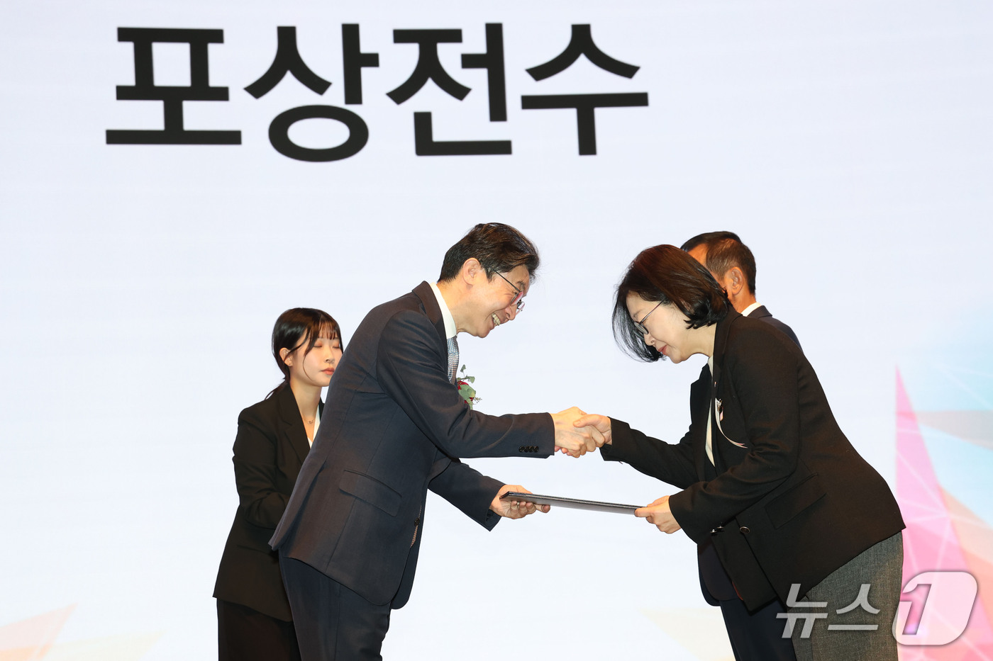 (서울=뉴스1) 이광호 기자 = 이억원 금융위원장이 27일 오전 서울 중구 웨스틴조선호텔에서 열린 제11회 금융의 날 기념식에서 신혜숙 한국산업은행 부문장에게 철탑산업훈장을 수여하 …