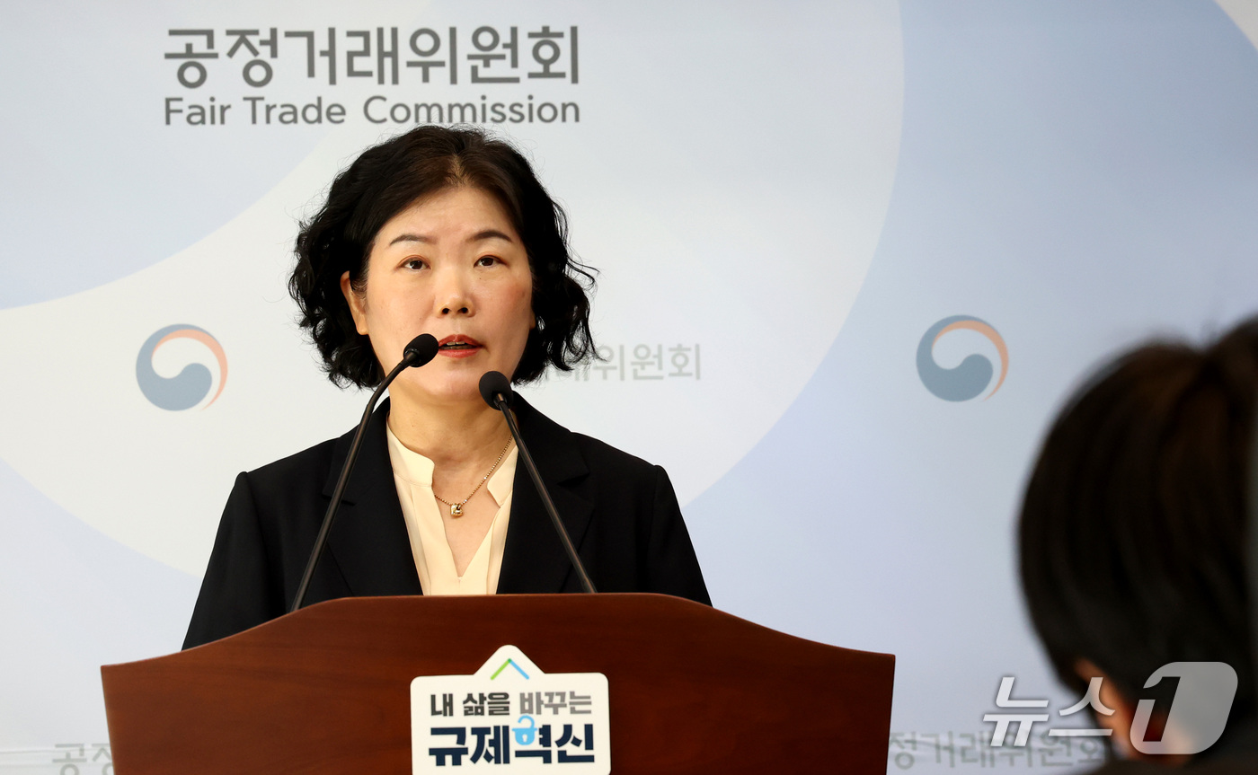 (세종=뉴스1) 김기남 기자 = 이순미 공정거래위원회 상임위원이 27일 세종시 정부세종청사에서 삼성전자(주)의 부당 광고행위 제재 내용을 발표하고 있다.공정거래위원회는 삼성전자(주 …