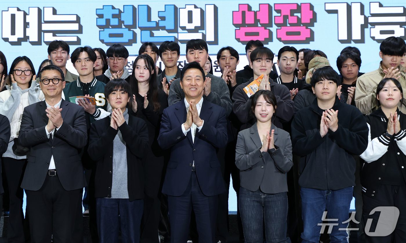 (서울=뉴스1) 오대일 기자 = 오세훈 서울시장이 27일 서울 중구 서울시청 대회의실에서 열린 ‘청년 인공지능(AI) 성장권 오픈 토크' 행사에서 참석자들과 기념촬영을 하고 있다. …