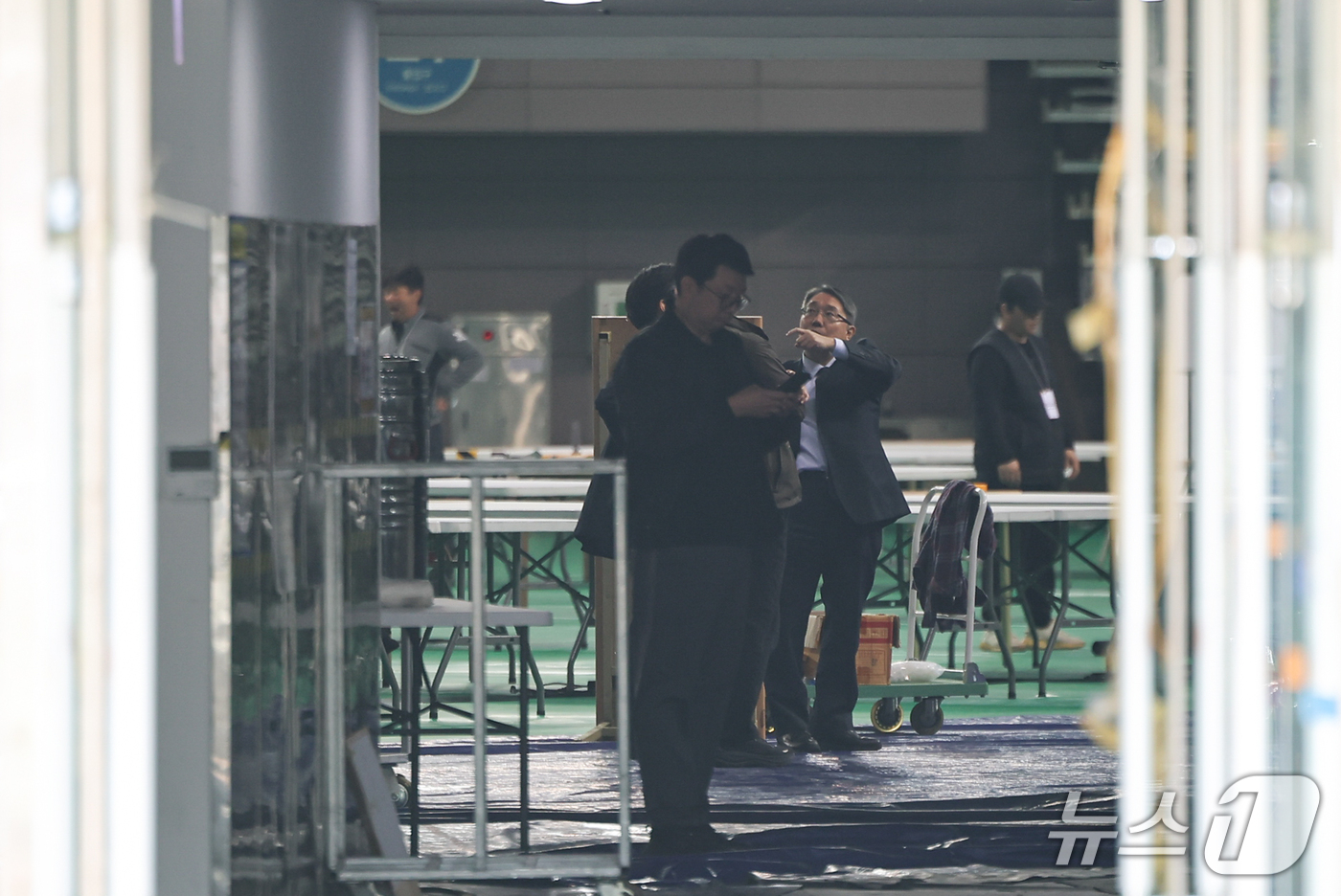 (서울=뉴스1) 김도우 기자 = 선거관리위원회 특별검사팀 관계자들이 27일 6·3 지방선거 투표용지 부족 사태 등을 수사하며 송파지역 개표소로 사용했던 서울 송파구 잠실 올림픽공원 …