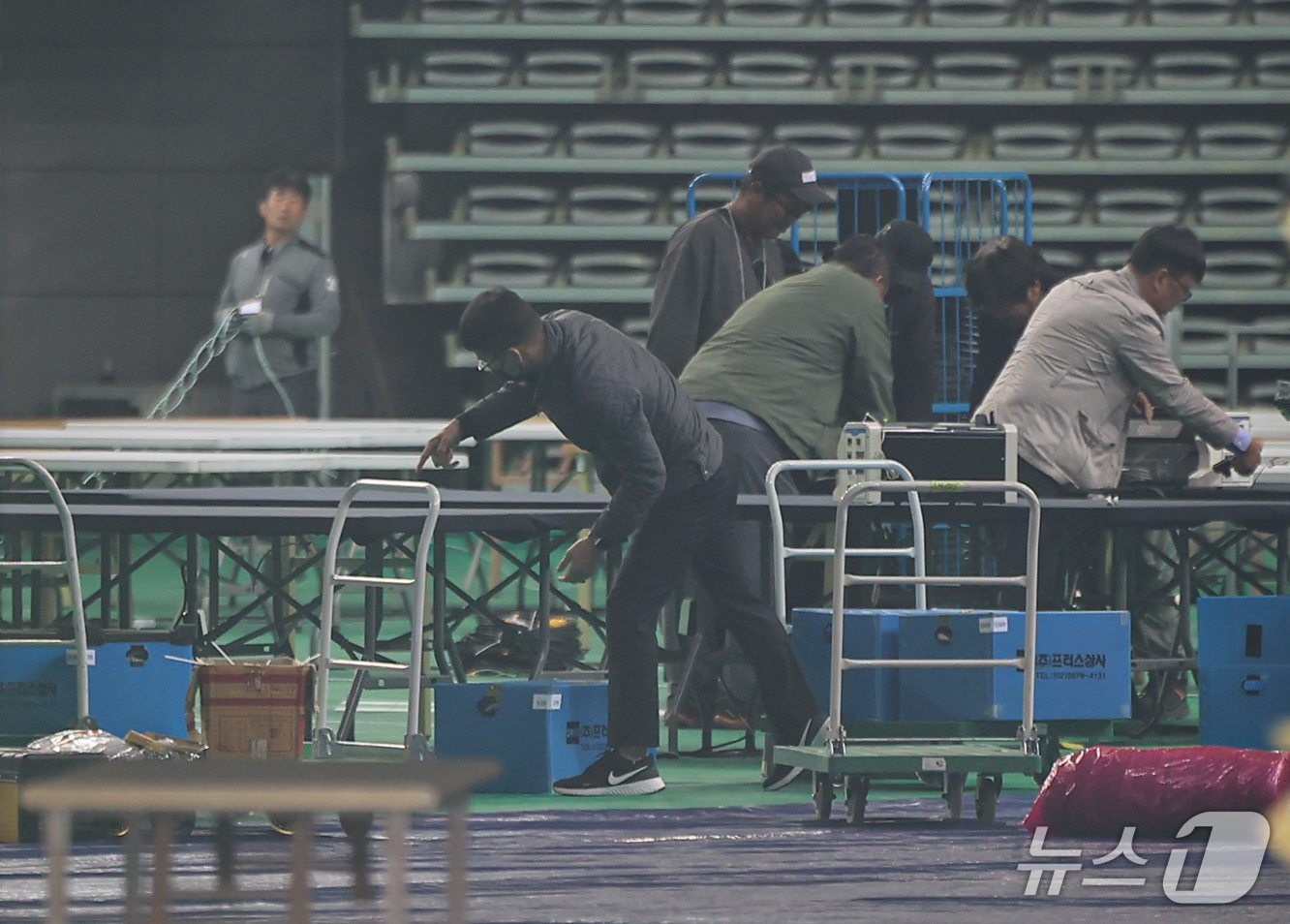 (서울=뉴스1) 김도우 기자 = 선거관리위원회 특별검사팀 관계자들이 27일 6·3 지방선거 투표용지 부족 사태 등을 수사하며 송파지역 개표소로 사용했던 서울 송파구 잠실 올림픽공원 …