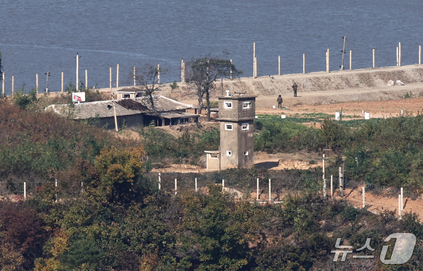 (김포=뉴스1) 최지환 기자 = 남북관계 긴장이 고조되고 있는 27일 경기 김포시 애기봉 전망대에서 바라본 북한 황해도 개풍군 해안가 접경지역에 철책이 설치되어 있다. 2026.1 …