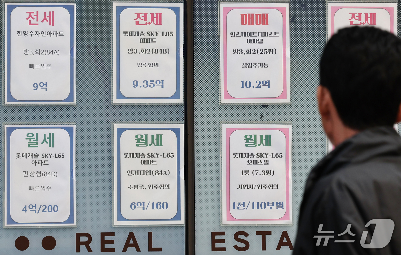 (서울=뉴스1) 이종수 기자 = 27일 KB부동산 월간주택가격동향에 따르면 서울 아파트 1분위(하위 20%) 평균 전세가격은 올해 1월 2억8725만원에서 10월 3억1713만원으 …