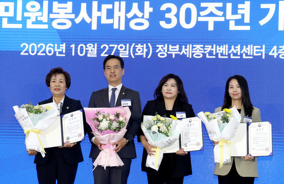 민원봉사대상 수상자들과 기념촬영 하는 김민재 차관