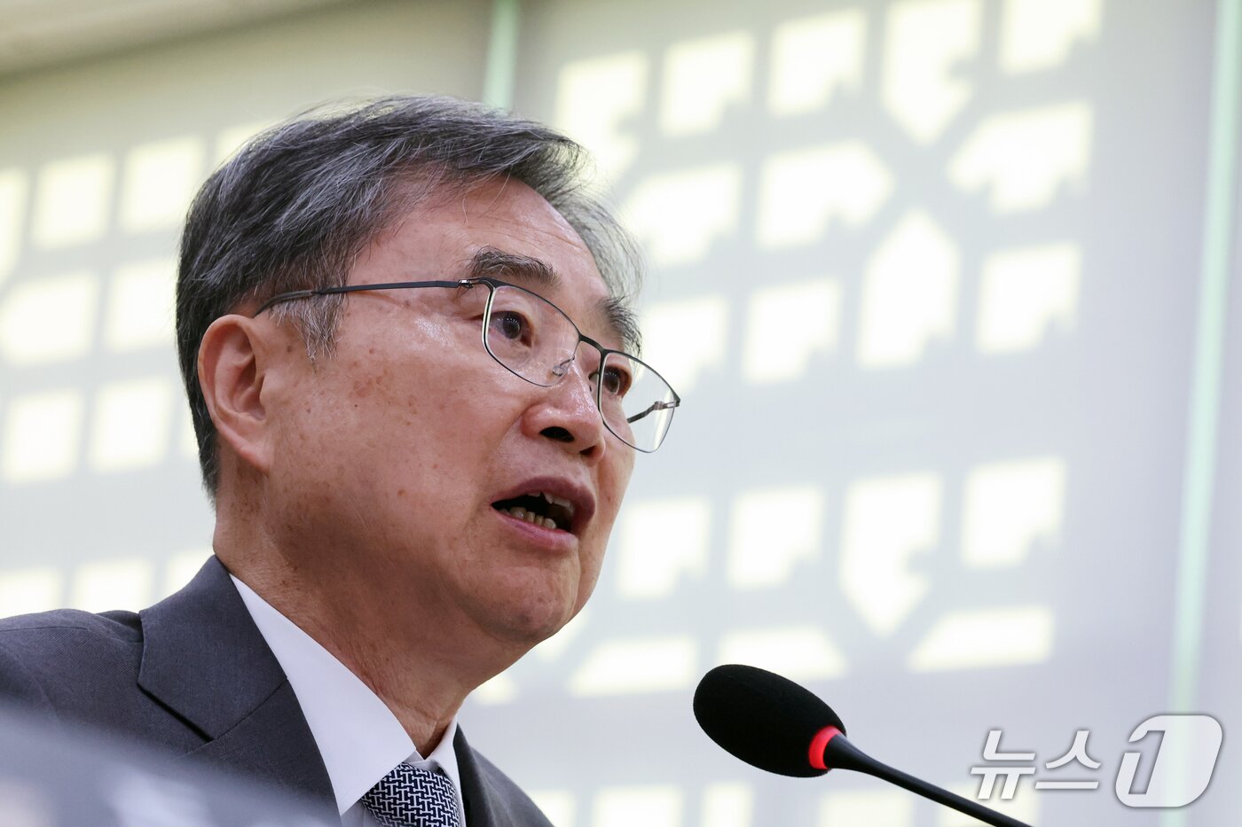 본문 이미지 - 조현 외교부 장관이 27일 서울 여의도 외교통일위원회에서 열린 외교부 등에 대한 국정감사 종합감사에서 의원 질의에 답하고 있다. 2026.10.27 ⓒ 뉴스1 황기선 기자