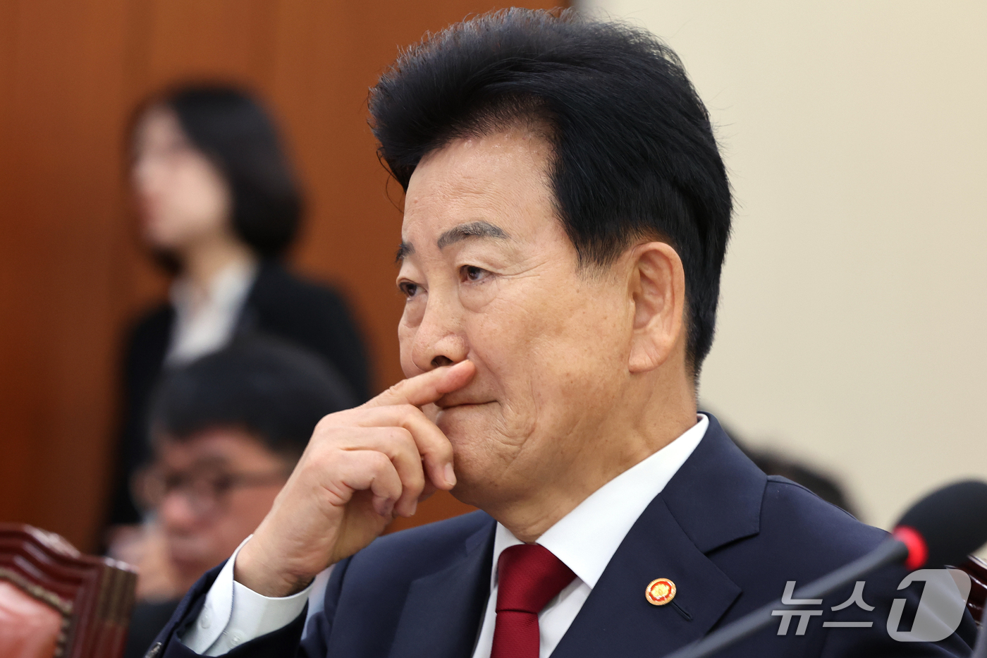 (서울=뉴스1) 황기선 기자 = 정동영 통일부 장관이 27일 서울 여의도 외교통일위원회에서 열린 외교부 등에 대한 국정감사 종합감사에서 생각에 잠겨 있다.  2026.10.27/뉴 …