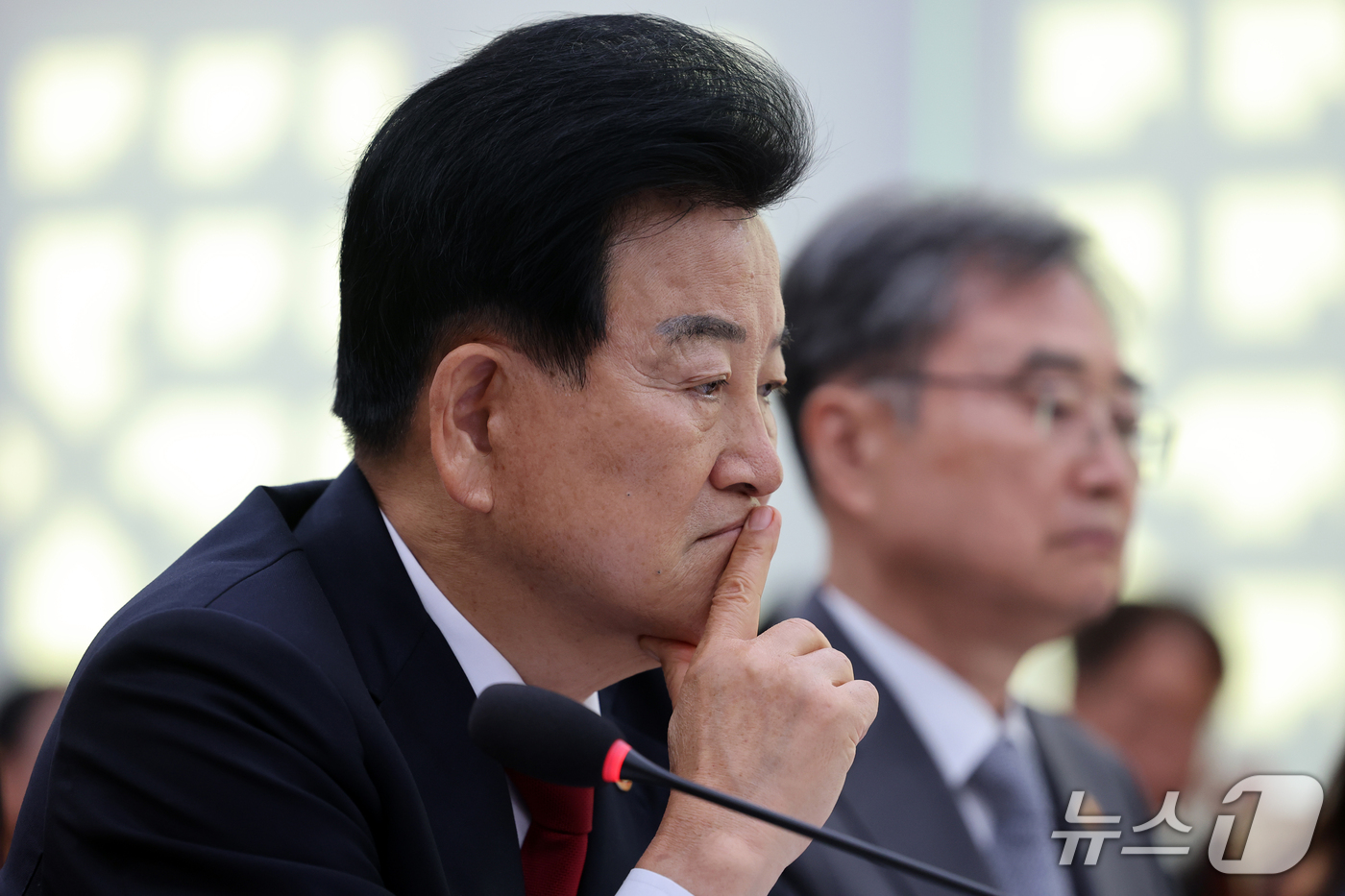 (서울=뉴스1) 황기선 기자 = 정동영 통일부 장관이 27일 서울 여의도 외교통일위원회에서 열린 외교부 등에 대한 국정감사 종합감사에서 생각에 잠겨 있다.  2026.10.27/뉴 …