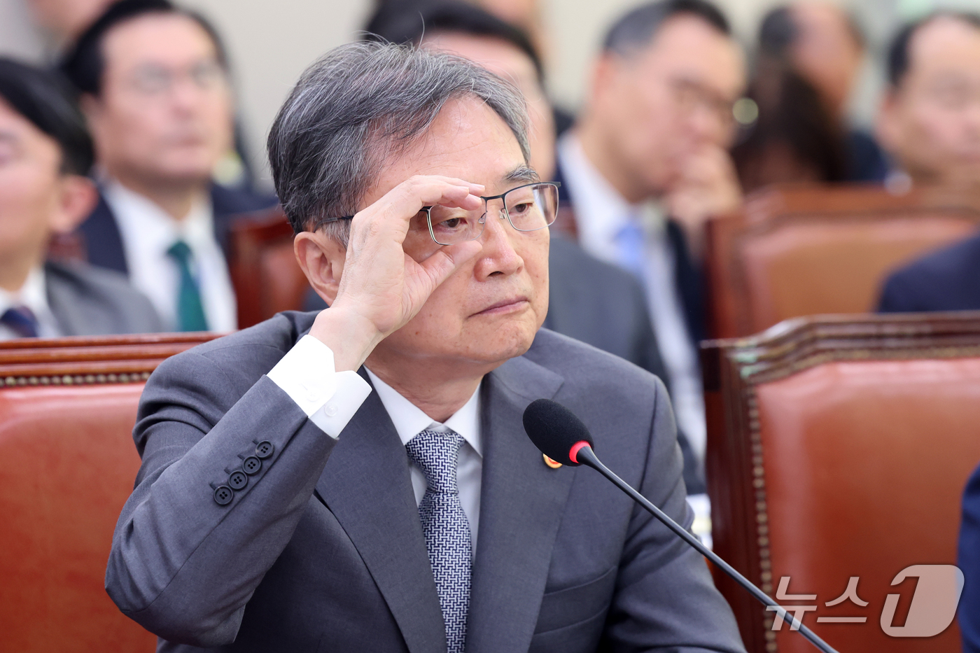 (서울=뉴스1) 황기선 기자 = 조현 외교부 장관이 27일 서울 여의도 외교통일위원회에서 열린 외교부 등에 대한 국정감사 종합감사에서 안경을 만지고 있다.  2026.10.27/뉴 …
