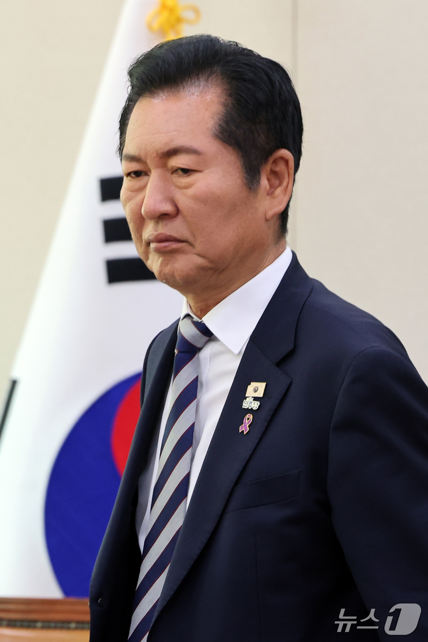 (서울=뉴스1) 황기선 기자 = 정청래 더불어민주당 의원이 27일 서울 여의도 외교통일위원회에서 열린 외교부 등에 대한 국정감사 종합감사에 참석하고 있다.  2026.10.27/뉴 …
