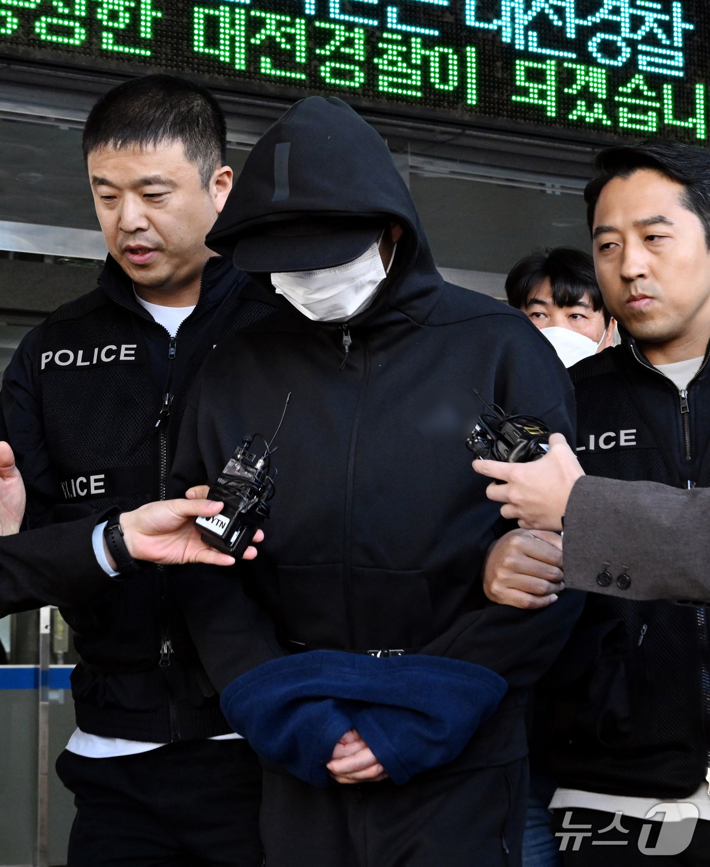(대전=뉴스1) 김기태 기자 = 스토킹 피해 신고를 했던 전 연인을 살해한 혐의를 받은 40대 피의자가 27일 대전 동구 동부경찰서에서 영장 실질심사를 받기 위해 이동하고 있다. …