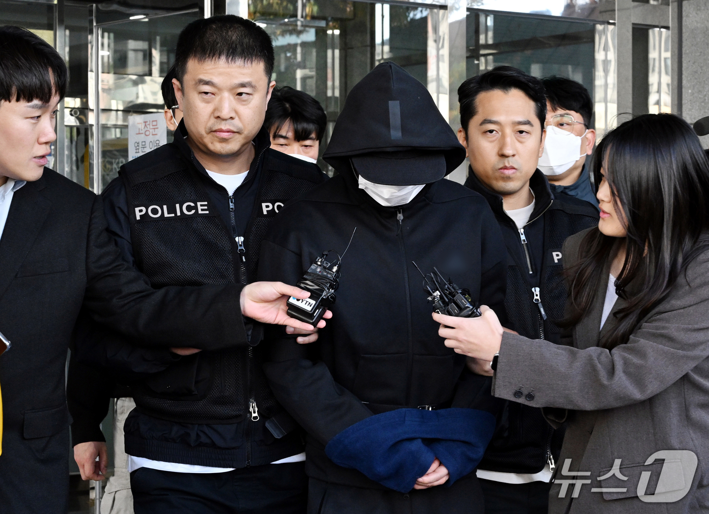 (대전=뉴스1) 김기태 기자 = 스토킹 피해 신고를 했던 전 연인을 살해한 혐의를 받은 40대 피의자가 27일 대전 동구 동부경찰서에서 영장 실질심사를 받기 위해 이동하고 있다. …