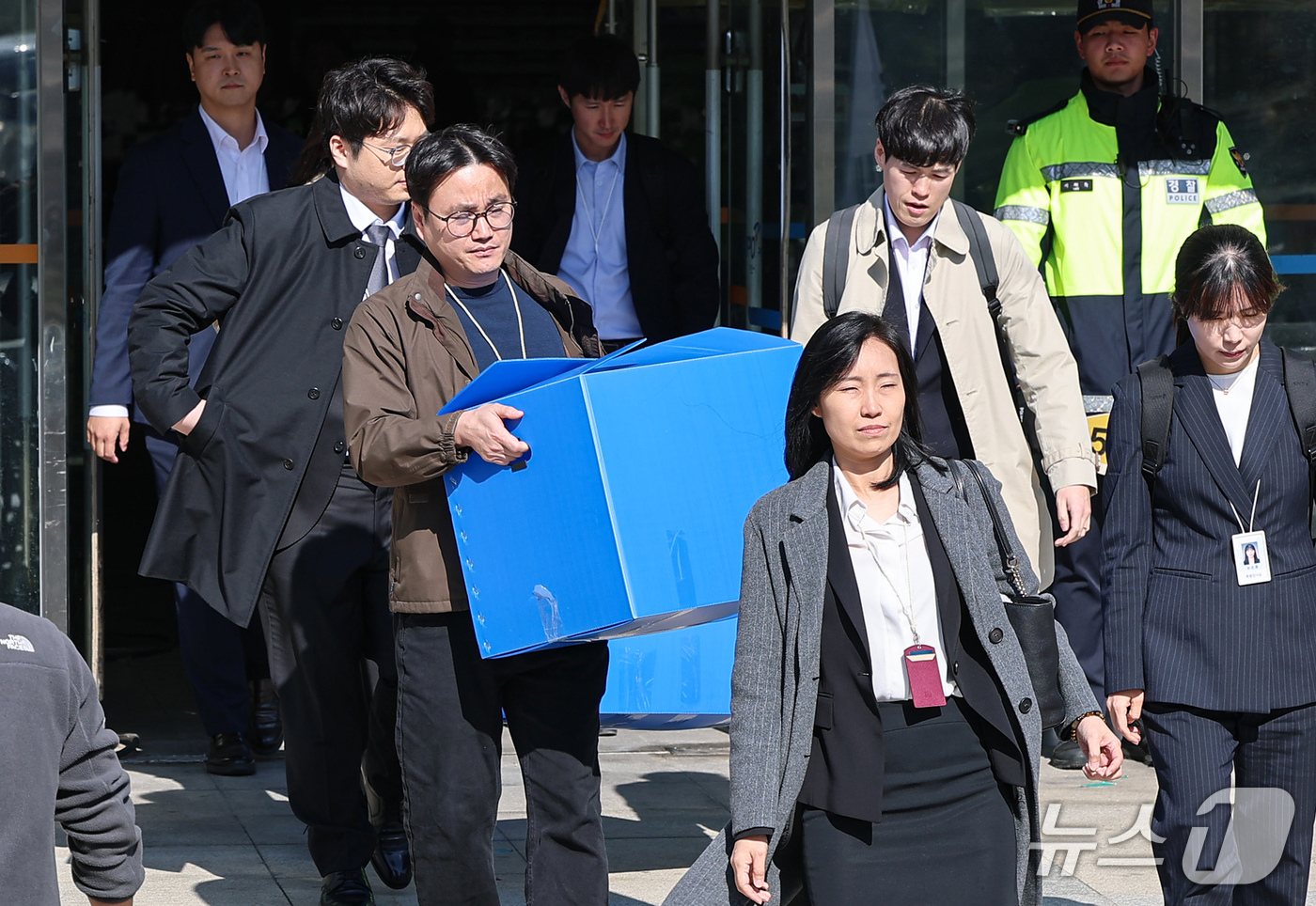 (서울=뉴스1) 김도우 기자 = 선거관리위원회 특별검사팀 관계자들이 27일 6·3 지방선거 투표용지 부족 사태 등을 수사하며 송파지역 개표소로 사용했던 서울 송파구 잠실 올림픽공원 …
