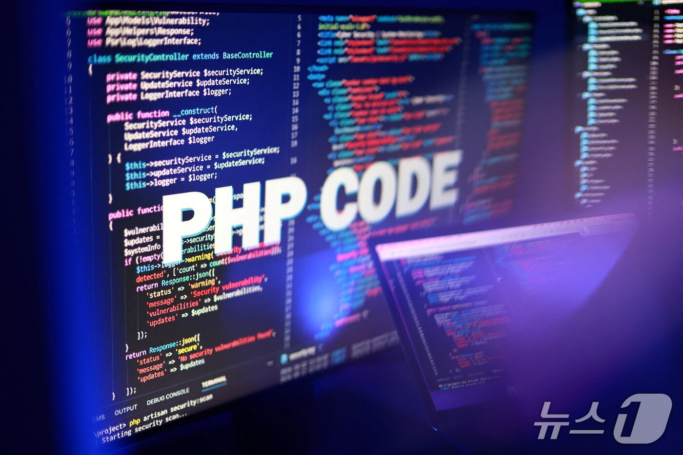본문 이미지 - Illustration shows "PHP Code" text and PHP code ⓒ 로이터=뉴스1