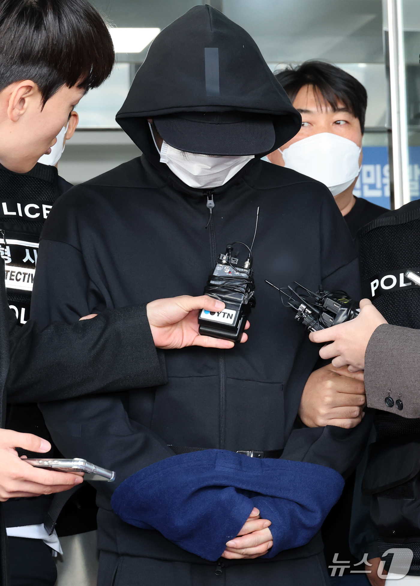 (대전=뉴스1) 김기태 기자 = 스토킹 피해 신고를 했던 전 연인을 살해한 혐의를 받은 40대 피의자가 27일 대전 동구 동부경찰서에서 영장 실질심사를 받기 위해 이동하고 있다. …