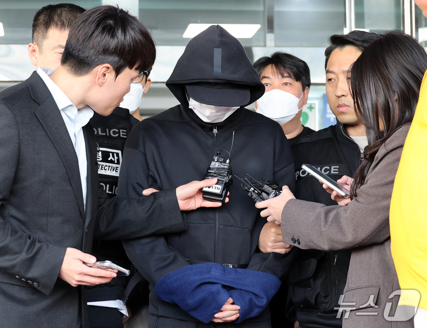 (대전=뉴스1) 김기태 기자 = 스토킹 피해 신고를 했던 전 연인을 살해한 혐의를 받은 40대 피의자가 27일 대전 동구 동부경찰서에서 영장 실질심사를 받기 위해 이동하고 있다. …