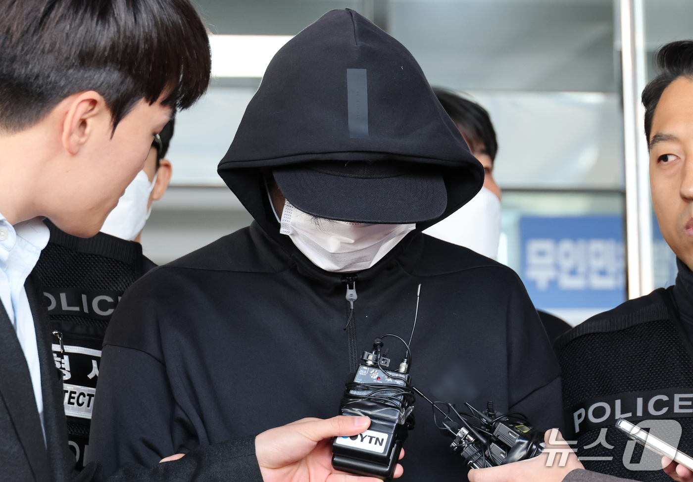 (대전=뉴스1) 김기태 기자 = 스토킹 피해 신고를 했던 전 연인을 살해한 혐의를 받은 40대 피의자가 27일 대전 동구 동부경찰서에서 영장 실질심사를 받기 위해 이동하고 있다. …