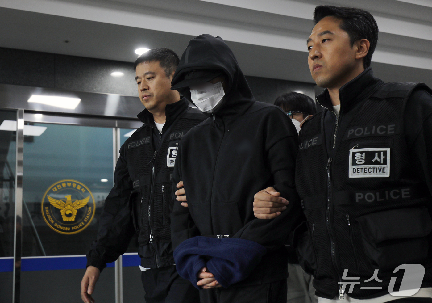 (대전=뉴스1) 김기태 기자 = 스토킹 피해 신고를 했던 전 연인을 살해한 혐의를 받은 40대 피의자가 27일 대전 동구 동부경찰서에서 영장 실질심사를 받기 위해 이동하고 있다. …