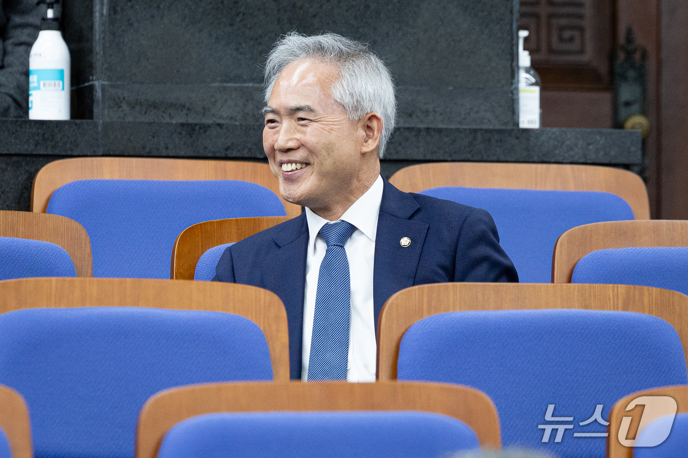 (서울=뉴스1) 유승관 기자 = 법무부 장관 후보로 거론되고 있는 양부남 더불어민주당 의원이 27일 서울 여의도 국회에서 열린 의원총회에 참석해 자리하고 있다. 2026.10.27 …
