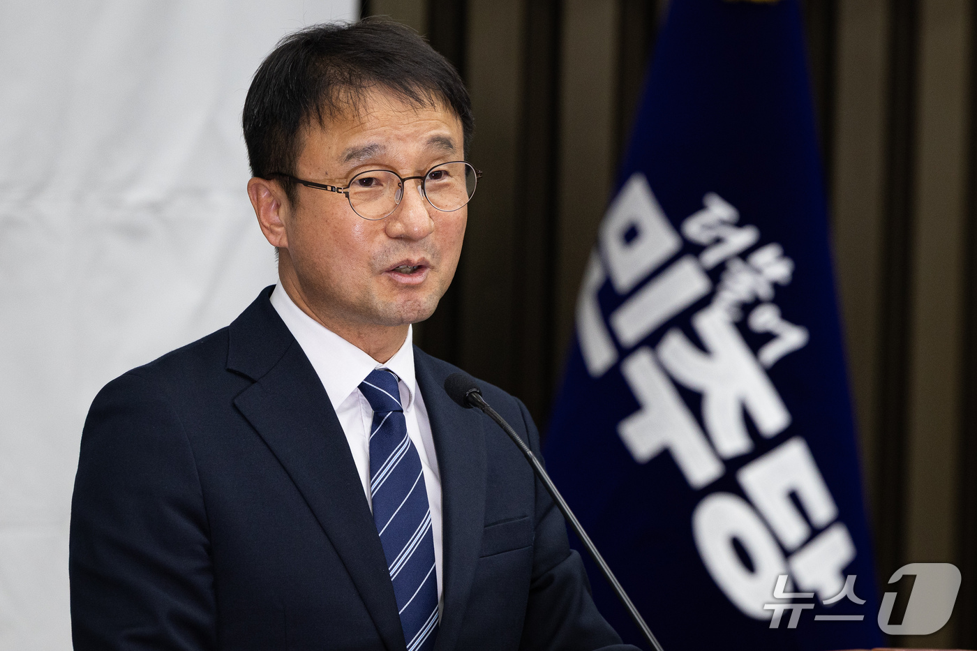(서울=뉴스1) 유승관 기자 = 한병도 더불어민주당 원내대표가 27일 서울 여의도 국회에서 열린 의원총회에서 발언하고 있다. 2026.10.27/뉴스1