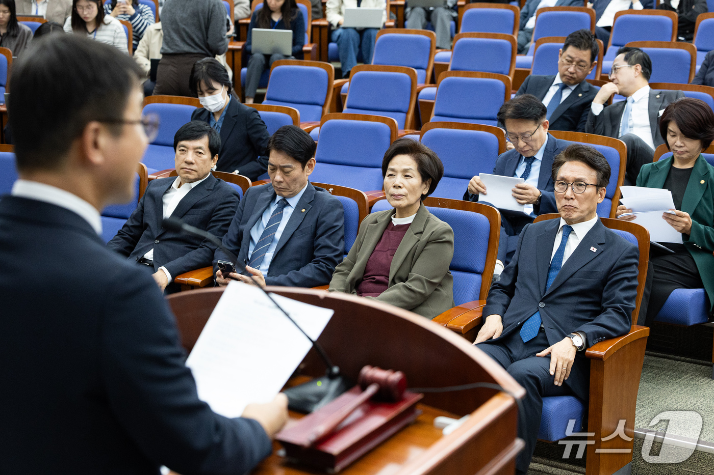 (서울=뉴스1) 유승관 기자 = 김민석 더불어민주당 대표가 27일 서울 여의도 국회에서 열린 의원총회에서 한병도 원내대표의 발언을 지켜보고 있다. 2026.10.27/뉴스1