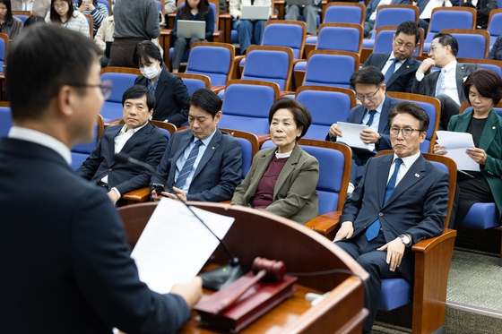 한병도 원내대표 발언 지켜보는 김민석 대표