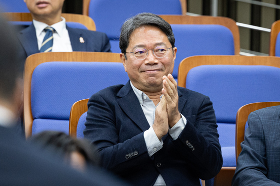 손뼉치는 김승원 의원