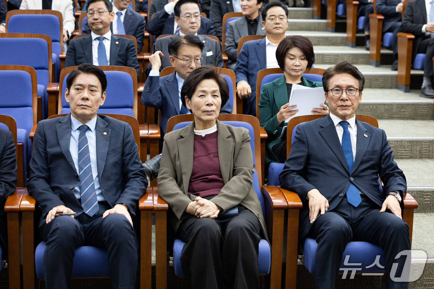 (서울=뉴스1) 유승관 기자 = 김민석 더불어민주당 대표를 비롯한 지도부가 27일 서울 여의도 국회에서 열린 의원총회에 자리하고 있다. 앞줄 오른쪽부터 김 대표, 최민희, 한민수 …