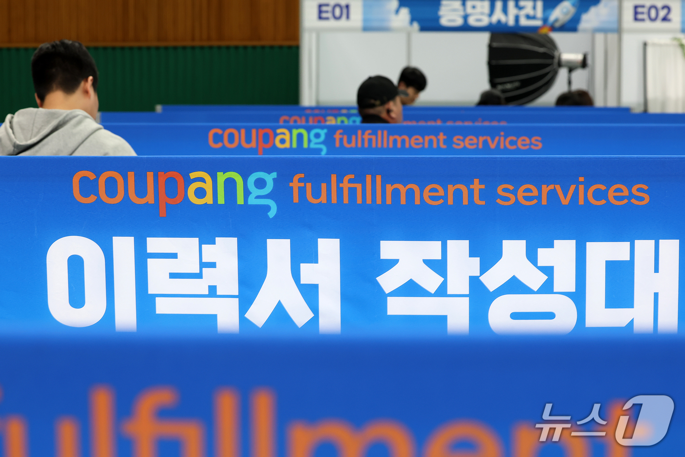 (대구=뉴스1) 공정식 기자 = 27일 대구 남구 영남이공대 천마체육관에서 열린 '2026 쿠팡CFS 대구·경북 채용페스타'를 찾은 구직자가 이력서를 작성하고 있다. 영남이공대 일 …
