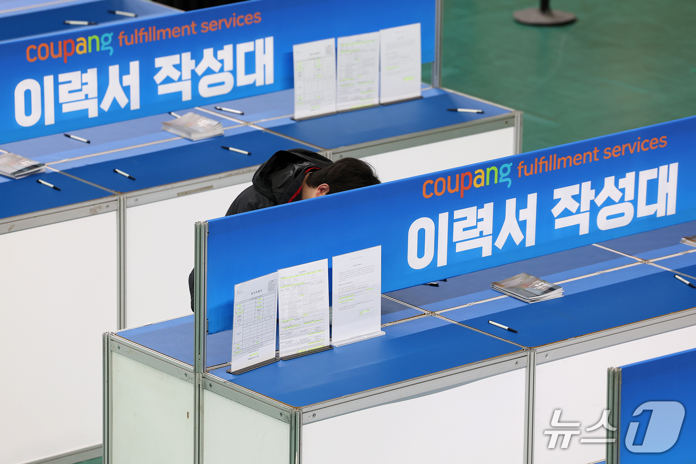 (대구=뉴스1) 공정식 기자 = 27일 대구 남구 영남이공대 천마체육관에서 열린 '2026 쿠팡CFS 대구·경북 채용페스타'를 찾은 구직자가 이력서를 작성하고 있다. 영남이공대 일 …