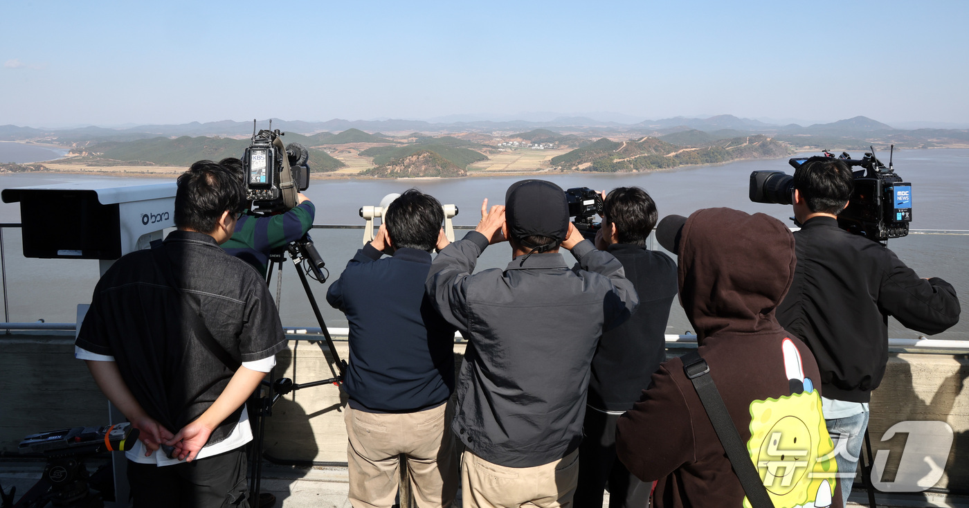 (김포=뉴스1) 최지환 기자 = 대남 확성기 작동 재개를 둘러싼 남북관계 긴장이 고조되고 있는 27일 경기 김포시 애기봉 전망대에서 취재진 및 시민들이 북한을 촬영하고 있다. 20 …