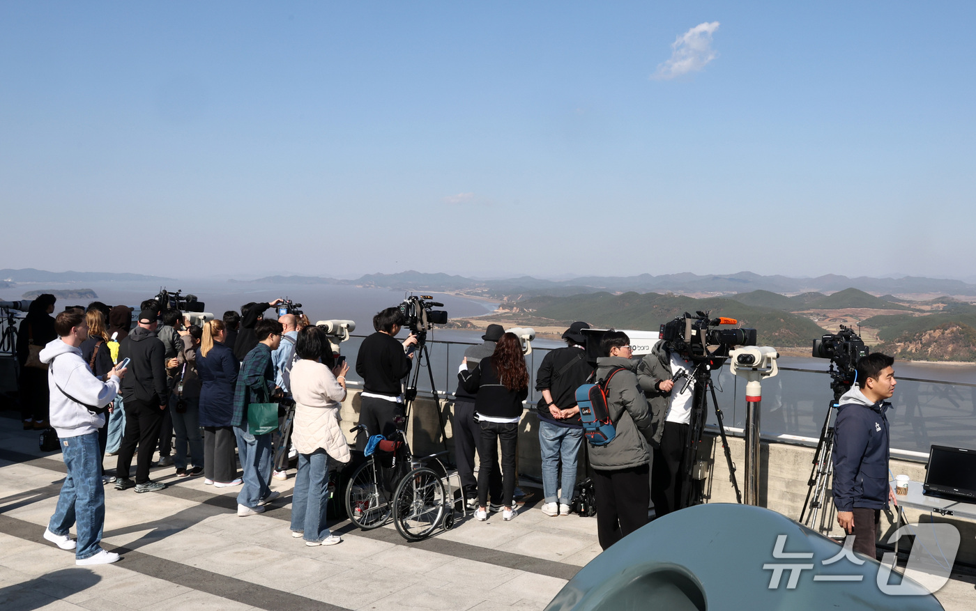 (김포=뉴스1) 최지환 기자 = 대남 확성기 작동 재개를 둘러싼 남북관계 긴장이 고조되고 있는 27일 경기 김포시 애기봉 전망대에서 취재진 및 시민들이 북한을 촬영하고 있다. 20 …