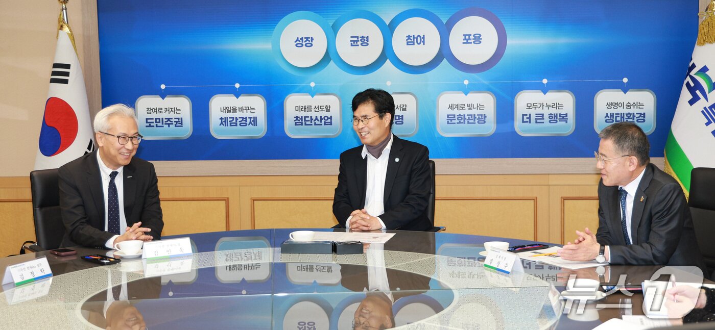 본문 이미지 -  27일 전북도청에서 ㈜두산 투자협약 체결식이 개최된 가운데 이원택 도지사(가운데)와 정성주 김제시장(오른쪽), 김인욱 ㈜두산 전자BG 사장이 환담을 나누고 있다.(전북도 제공. 재판매 및 DB 금지)/뉴스1