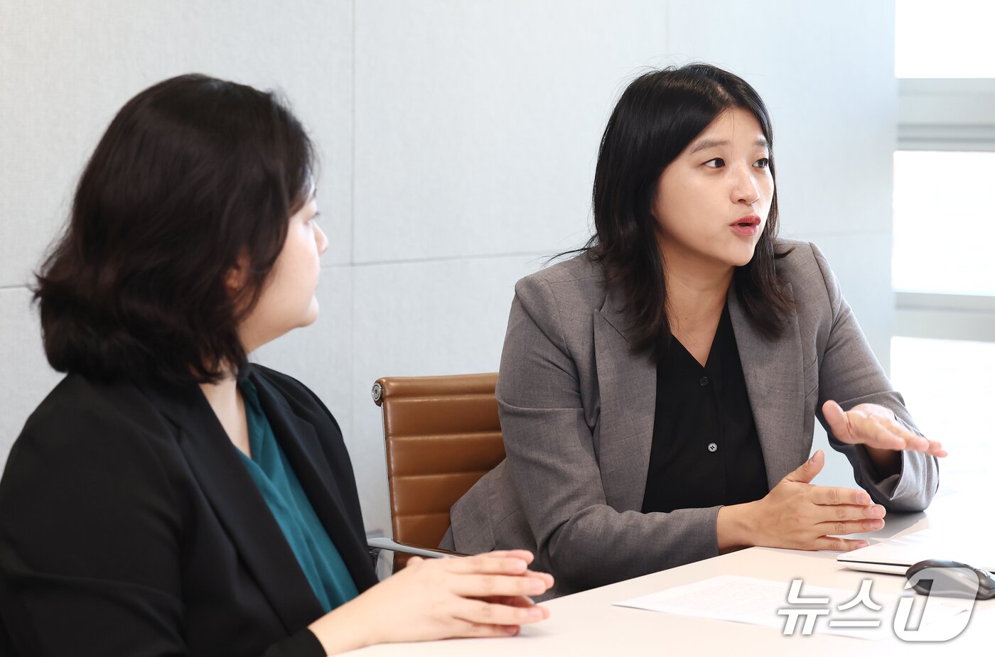 본문 이미지 - 법무법인 지평 박아름 변호사(오른쪽)와 사단법인 두루 최호연 변호사가 27일 서울 중구 지평 사무실에서 뉴스1과 인터뷰를 하고 있다. ⓒ 뉴스1 김민지 기자