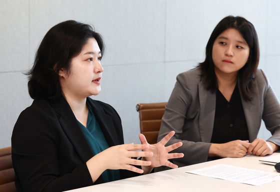 공항 난민에게 건네는 '파란 장미'…"심사받을 권리" 외치는 변호사들
