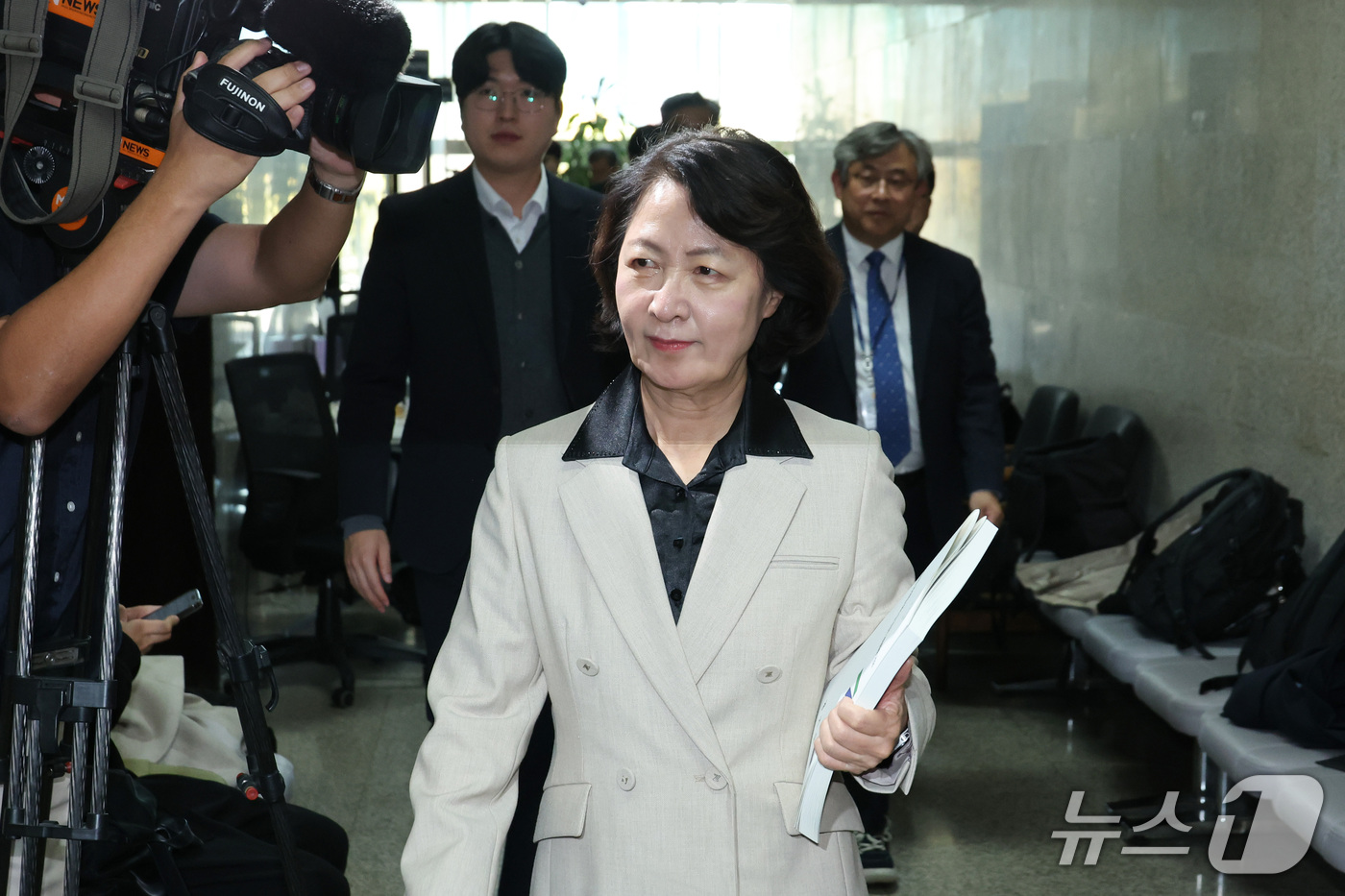(서울=뉴스1) 신웅수 기자 = 추미애 경기도지사가 27일 서울 여의도 국회에서 한병도 더불어민주당 원내대표를 예방하기 위해 이동하고 있다. 2026.10.27/뉴스1