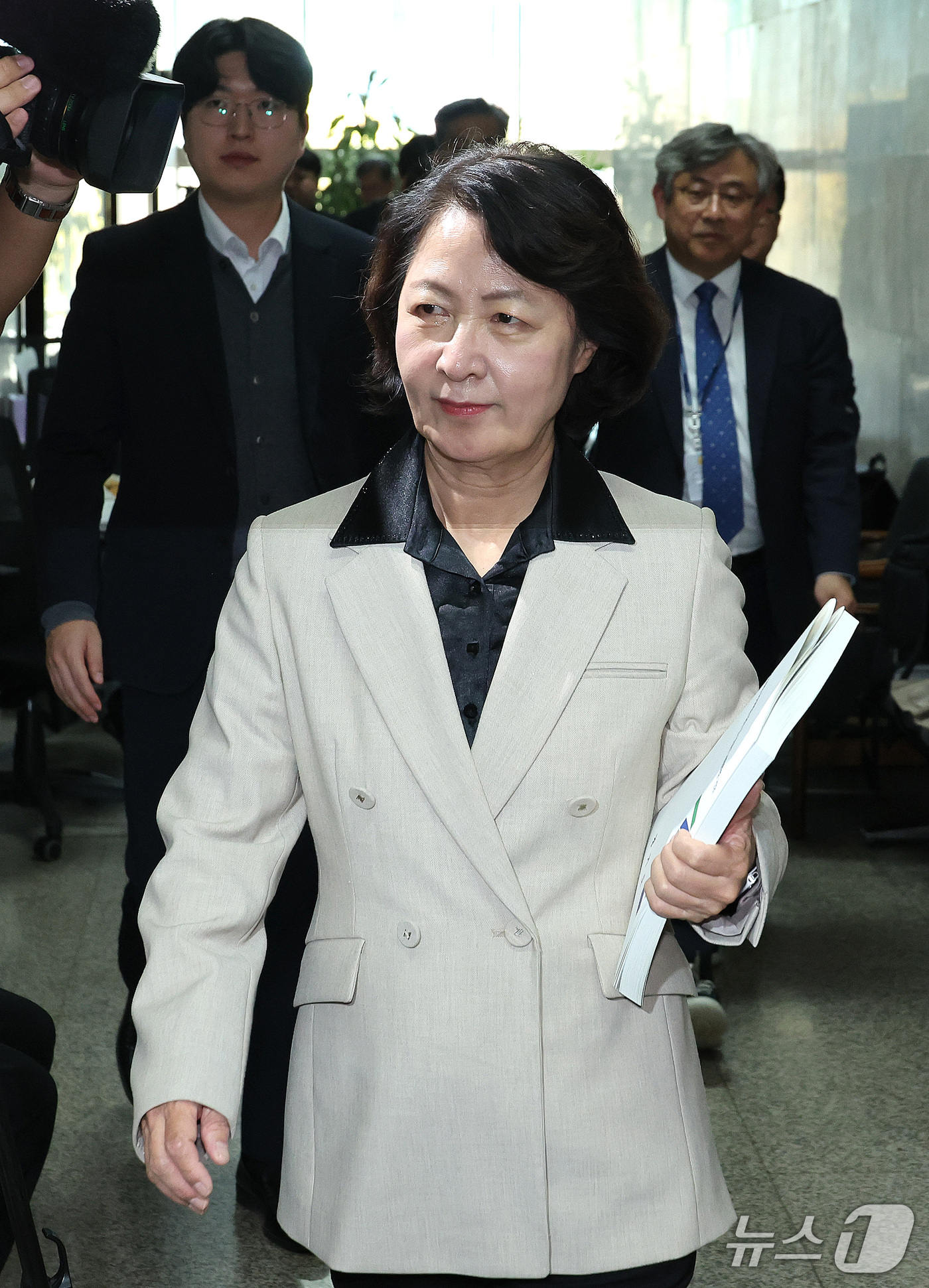 (서울=뉴스1) 신웅수 기자 = 추미애 경기도지사가 27일 서울 여의도 국회에서 한병도 더불어민주당 원내대표를 예방하기 위해 이동하고 있다. 2026.10.27/뉴스1