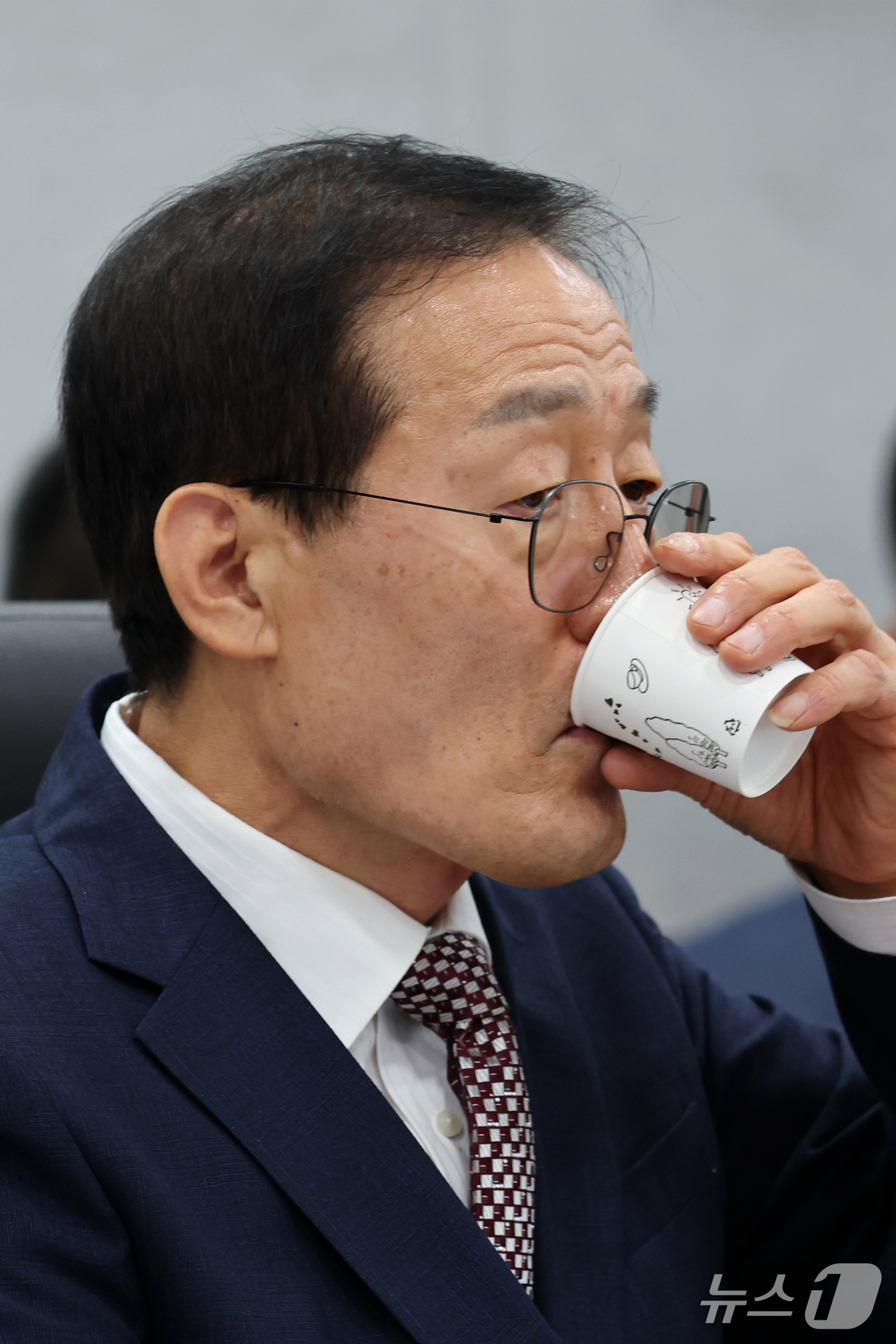 (포항=뉴스1) 최창호 기자 = 도성현 경북 포항시시설관리공단 이사장 후보가 27일 포항시의회에서 열린 인사청문회에서 의원들의 질문에 앞서 물을 마시고 있다.이번 인사청문회는 지난 …