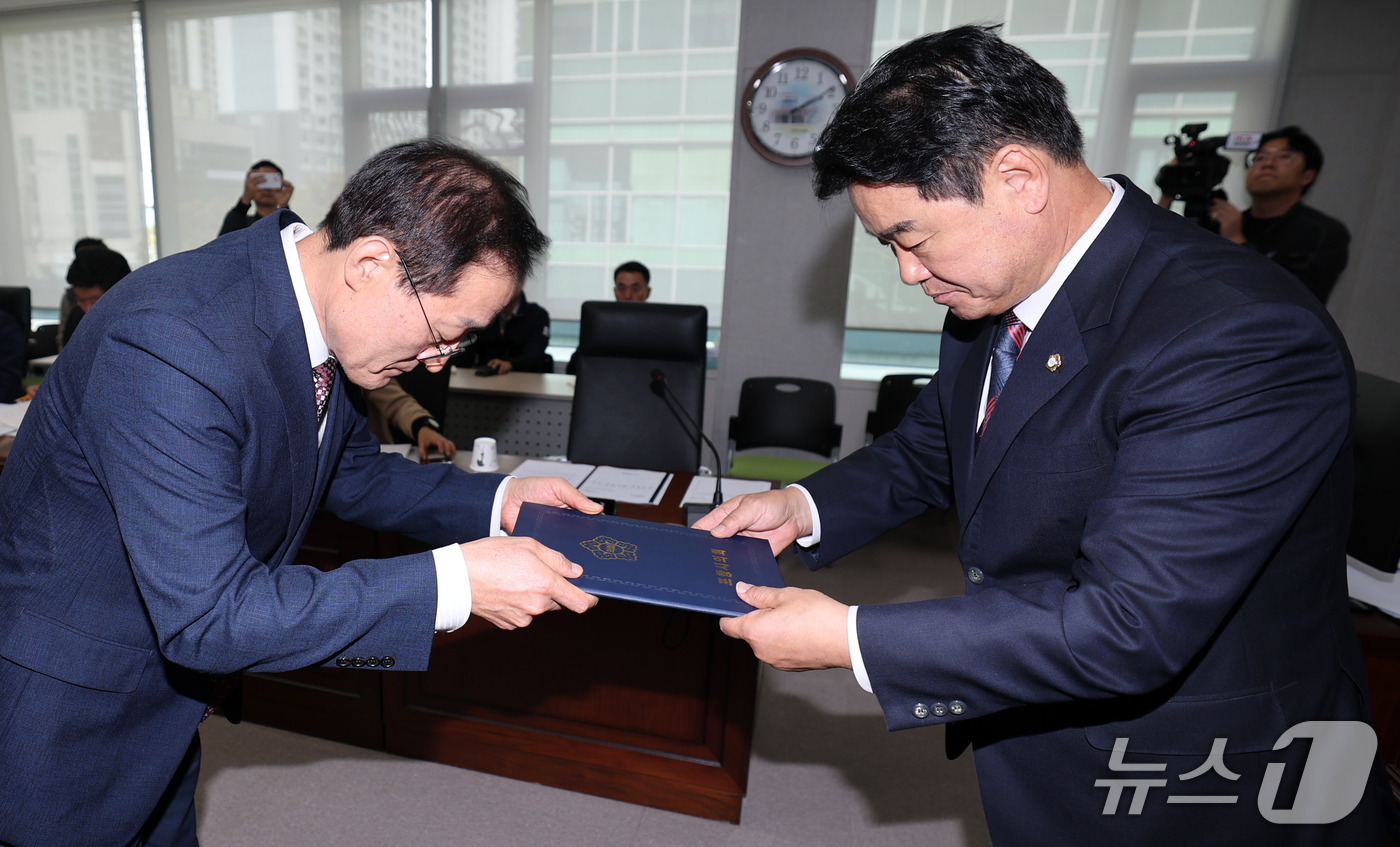 (포항=뉴스1) 최창호 기자 = 도성현 경북 포항시시설관리공단 이사장 후보(왼쪽)가 27일 포항시의회에서 열린 인사청문회에서 후보자가 안병국 포항시의회 인사청문특별위원장에게 선서문 …