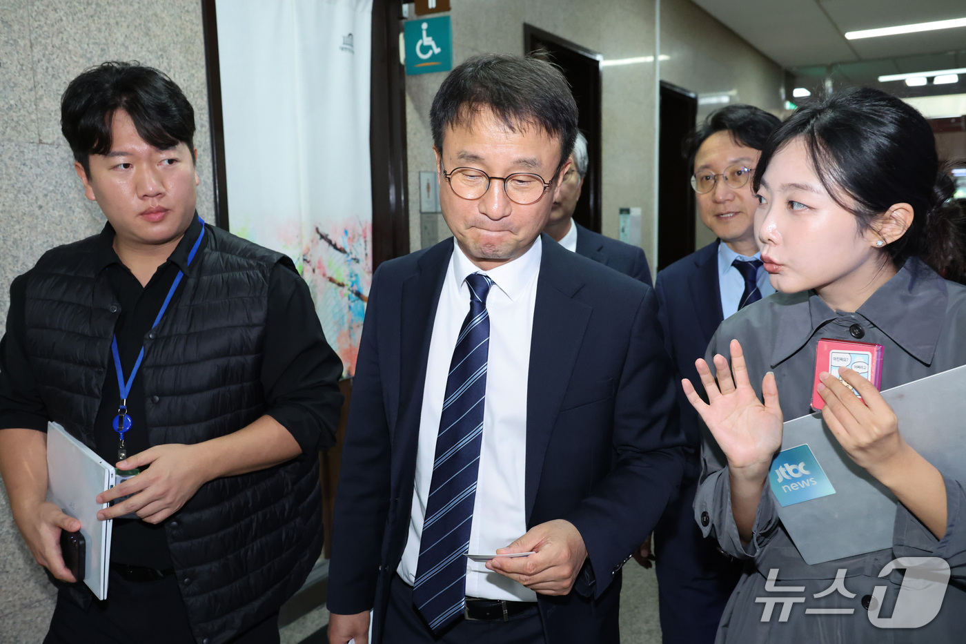 (서울=뉴스1) 신웅수 기자 = 한병도 더불어민주당 원내대표가 27일 서울 여의도 국회에서 열린 의원총회를 마친 후 의총장을 나서고 있다. 2026.10.27/뉴스1