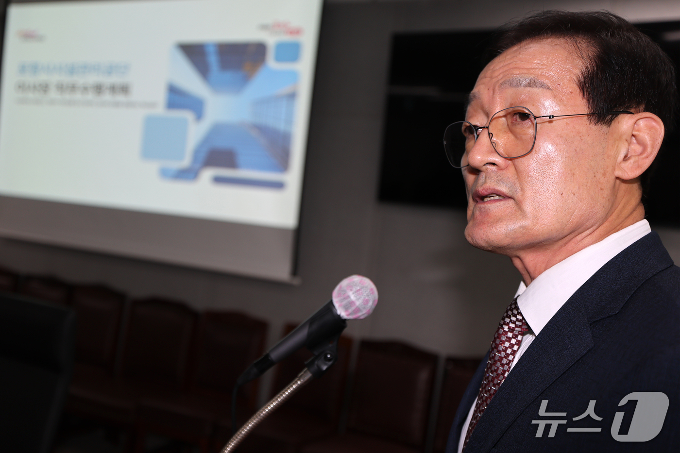 (포항=뉴스1) 최창호 기자 = 도성현 경북 포항시시설관리공단 이사장 후보가 27일 포항시의회에서 열린 인사청문회에서 시설관리공단 운영 방향에 대해 설명하고 있다.이번 인사청문회는 …