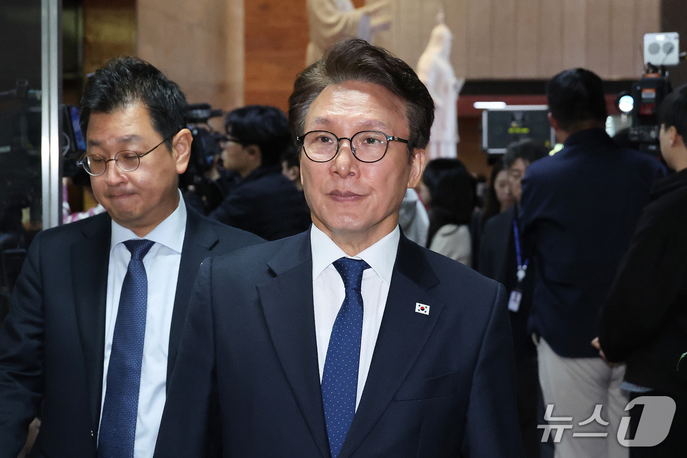 (서울=뉴스1) 신웅수 기자 = 김민석 더불어민주당 대표가 27일 서울 여의도 국회에서 열린 의원총회를 마친 후 의총장을 나서고 있다. 2026.10.27/뉴스1