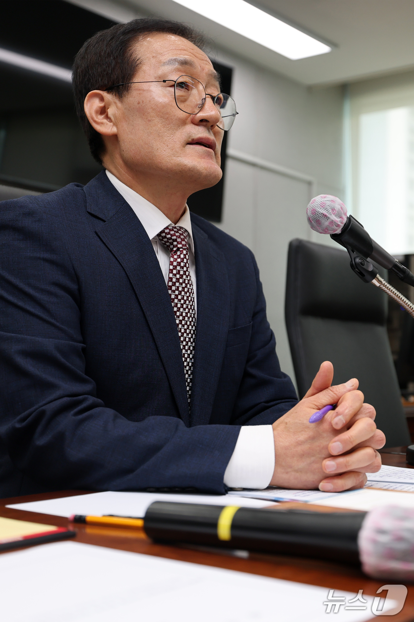 (포항=뉴스1) 최창호 기자 = 도성현 경북 포항시시설관리공단 이사장 후보가 27일 포항시의회에서 열린 인사청문회에서 의원들의 질문에 답하고 있다.이번 인사청문회는 지난 8월 제정 …