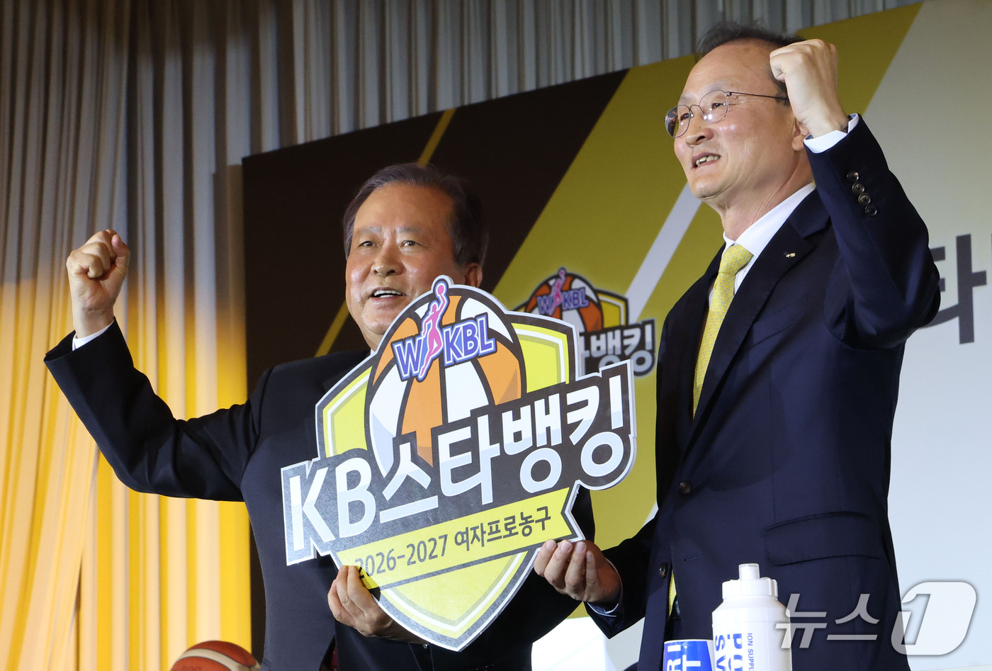 (서울=뉴스1) 이광호 기자 = 신상훈 WKBL총재(왼쪽)와 이환주 KB국민은행장이 27일 오후 서울 강남구 호텔리베라에서 열린 KB스타뱅킹 2026-2027여자프로농구 개막 미디 …