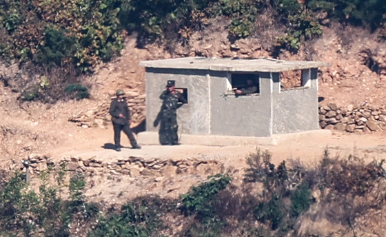 경계근무하는 북한군