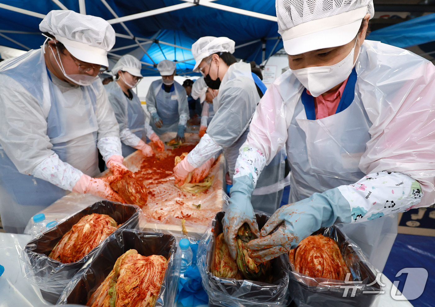 (서울=뉴스1) 구윤성 기자 = 기획예산처 복권위원회와 동행복권 봉사자들이 27일 서울 금천구 금천호암노인종합복지관에서 열린 김장김치 담그기 및 나눔 봉사활동 행사에서 저소득·취약 …