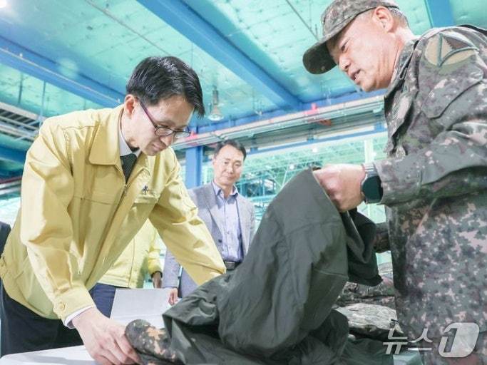 본문 이미지 - 백승보 조달청장이 지난 7일 육군종합보급창을 찾아 군 장병들이 안심하고 사용할 수 있는 군수품을 공급하기 위해 계약 단계뿐 아니라 실제 납품과 검수, 보급까지 직접 점검하고 있다. (조달청 제공. 재판매 및 DB금지) /뉴스1 