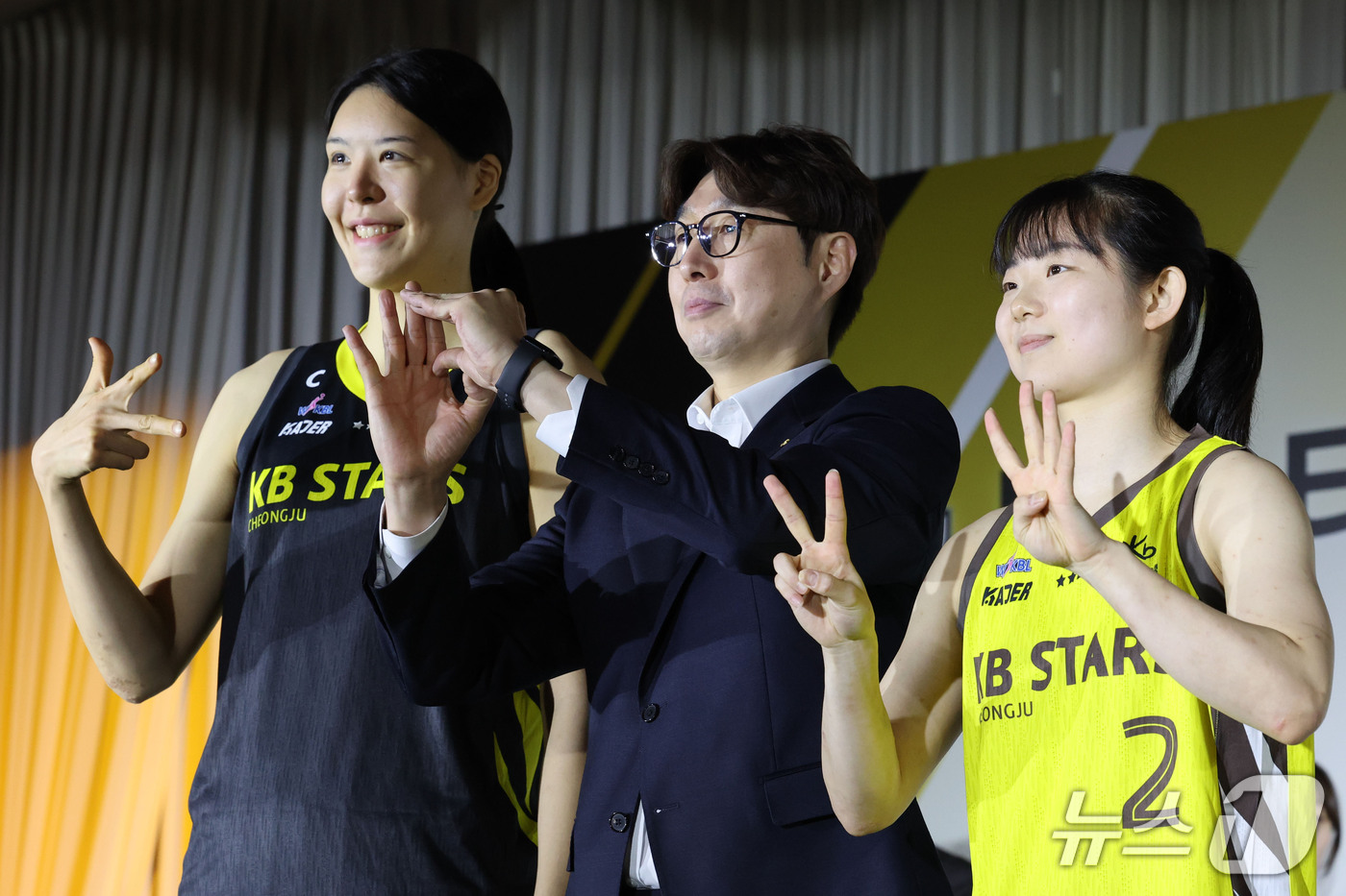 (서울=뉴스1) 이광호 기자 = KB스타즈 김완수 감독과 박지수,허예은 선수가 27일 오후 서울 강남구 호텔리베라에서 열린 KB스타뱅킹 2026-2027여자프로농구 개막 미디어데이 …