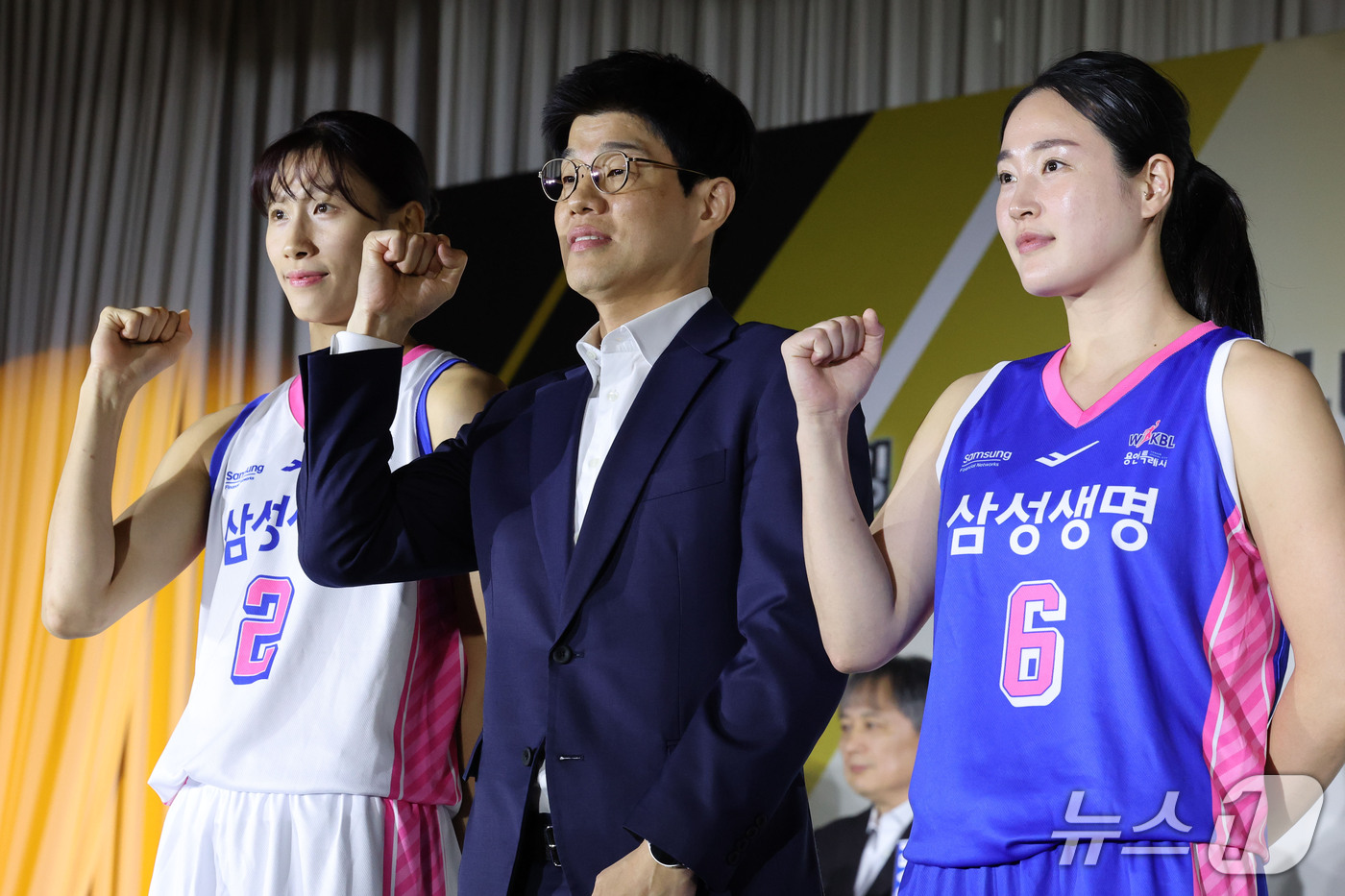 (서울=뉴스1) 이광호 기자 = 삼성생명 하상윤 감독과 김아름, 이해란 선수가 27일 오후 서울 강남구 호텔리베라에서 열린 KB스타뱅킹 2026-2027여자프로농구 개막 미디어데이 …