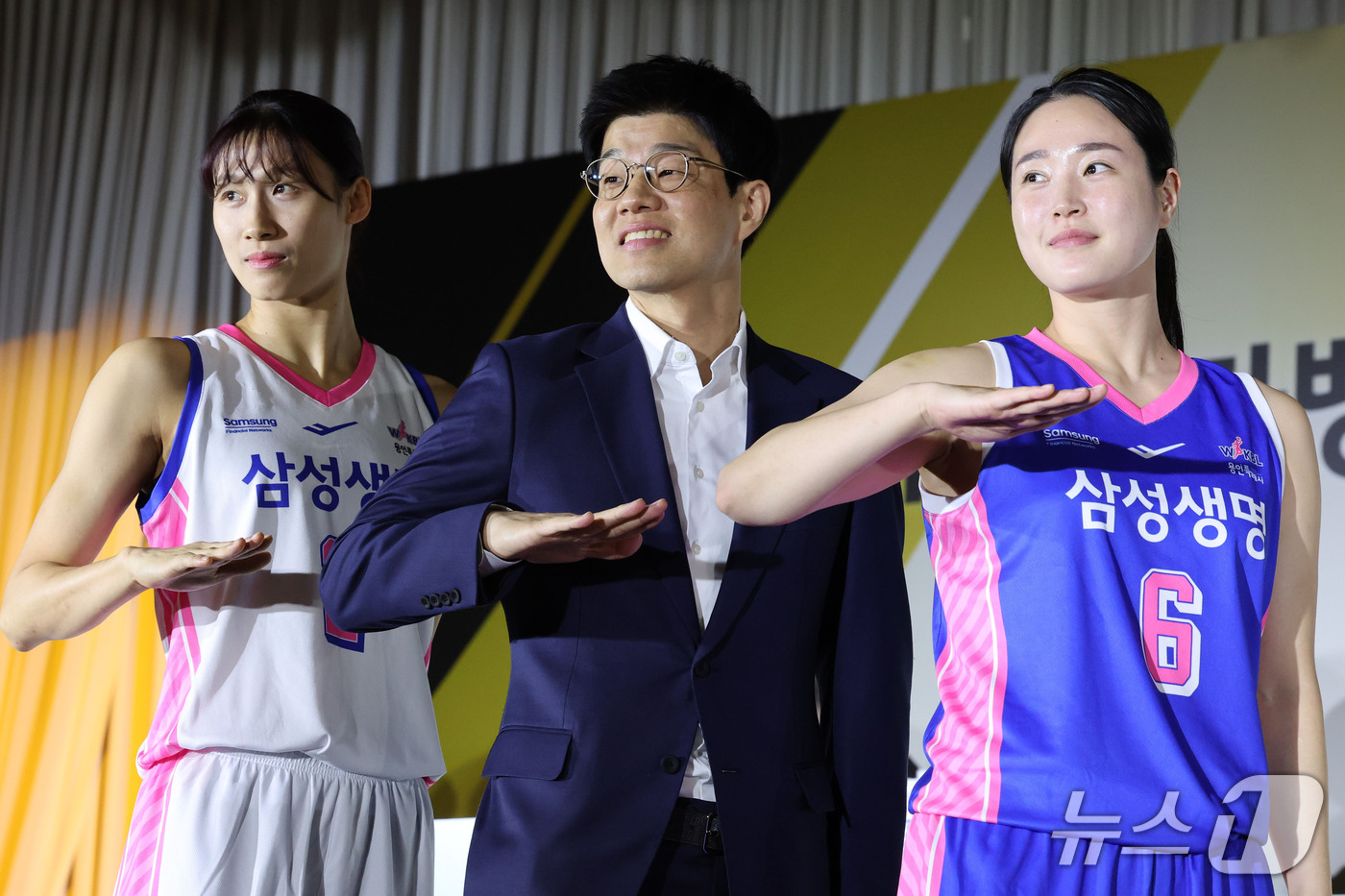 (서울=뉴스1) 이광호 기자 = 삼성생명 하상윤 감독과 김아름, 이해란 선수가 27일 오후 서울 강남구 호텔리베라에서 열린 KB스타뱅킹 2026-2027여자프로농구 개막 미디어데이 …